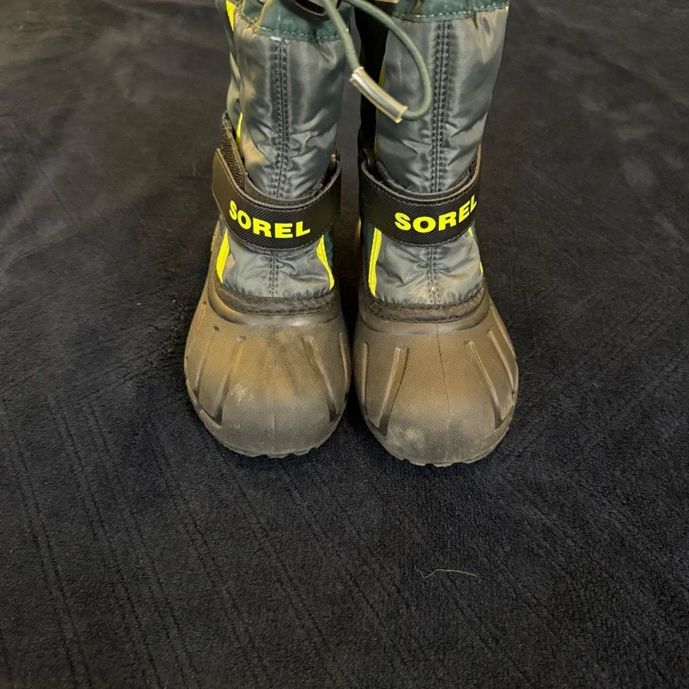 Sorel Kids Snow Flurry Boots Dark Green Black Yellow NC1965-370 Size‎ 10 Toddler